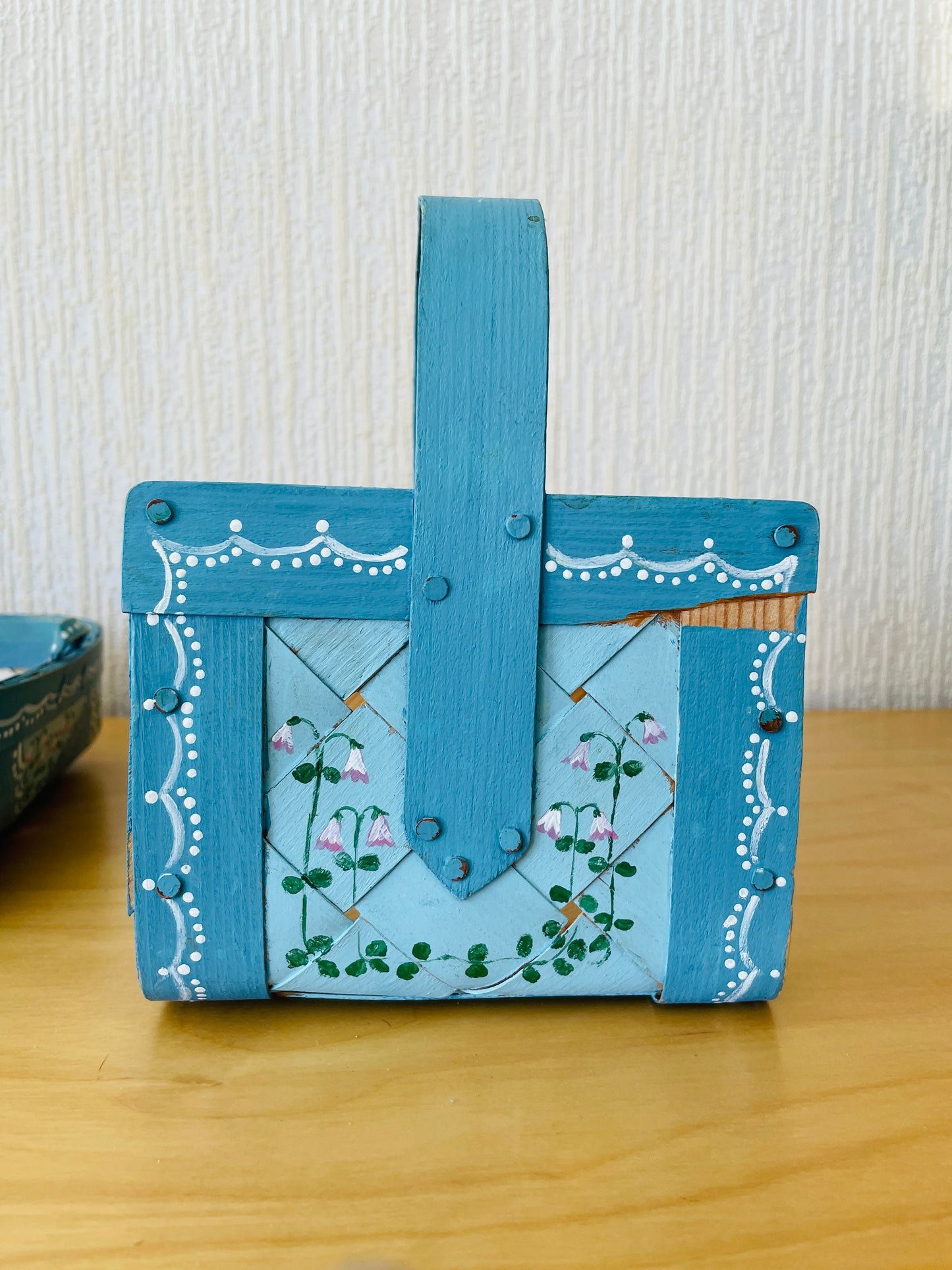 北欧伝統手工芸品/Spånkorg/スポンコリ/ハンドル付きカゴ/ブルーにリネアの花お花/２個セット