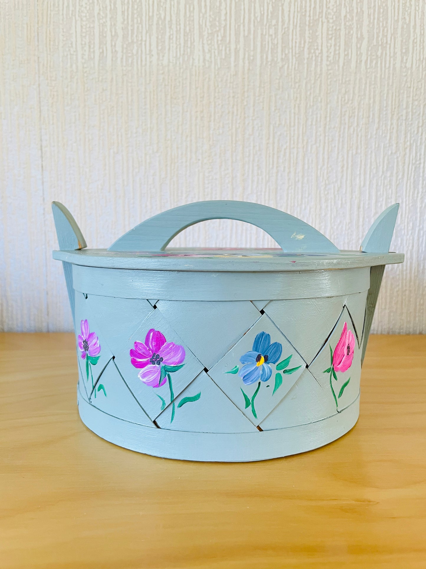 Traditional Nordic Handicraft / Spånkorg / Hand-painted / Viola and Poppy Floral Pattern