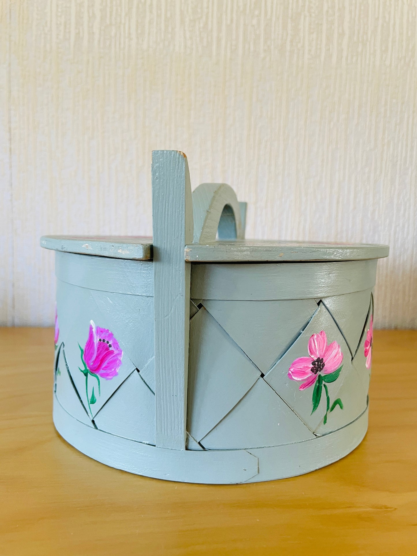 Traditional Nordic Handicraft / Spånkorg / Hand-painted / Viola and Poppy Floral Pattern