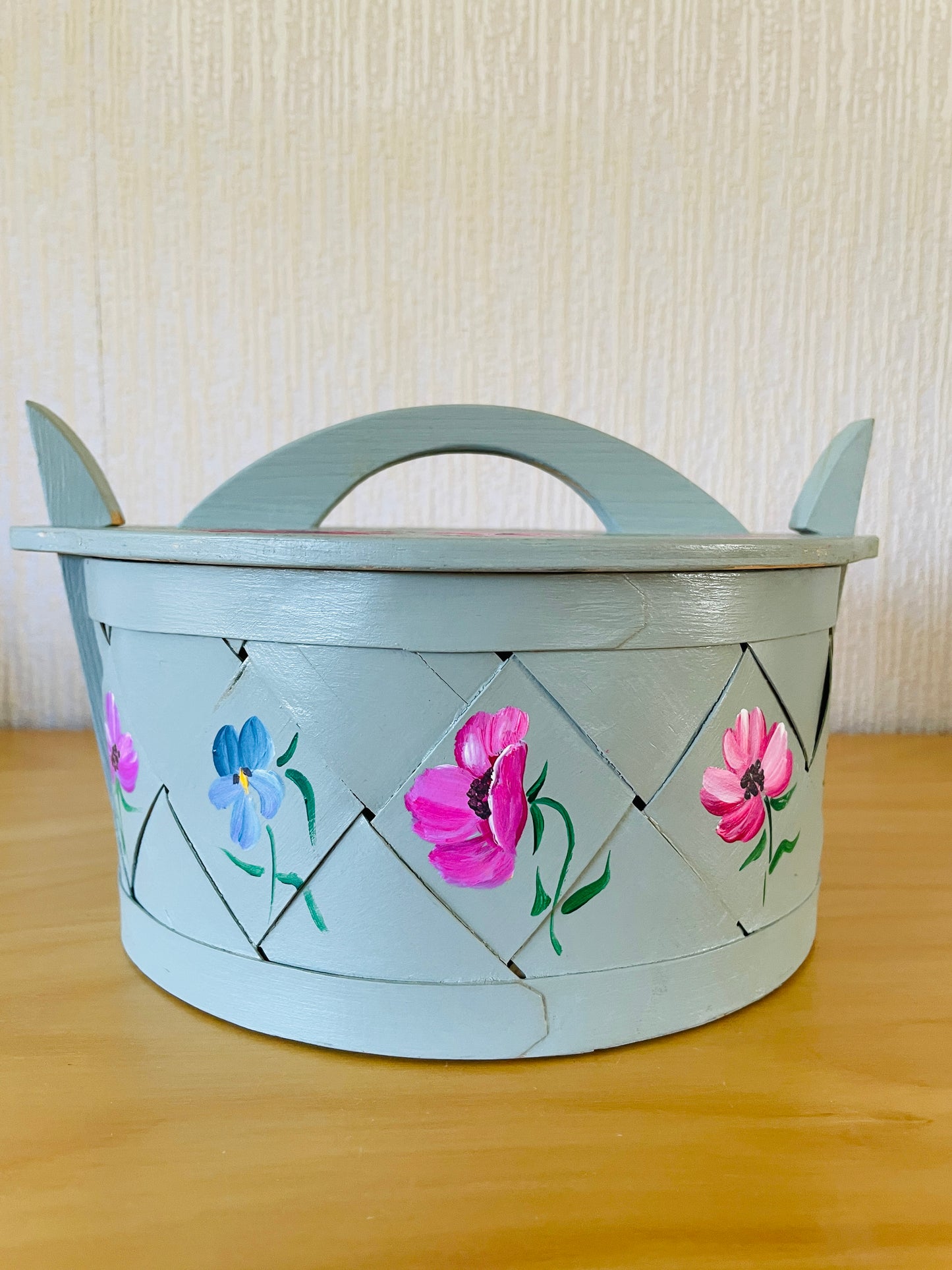 Traditional Nordic Handicraft / Spånkorg / Hand-painted / Viola and Poppy Floral Pattern