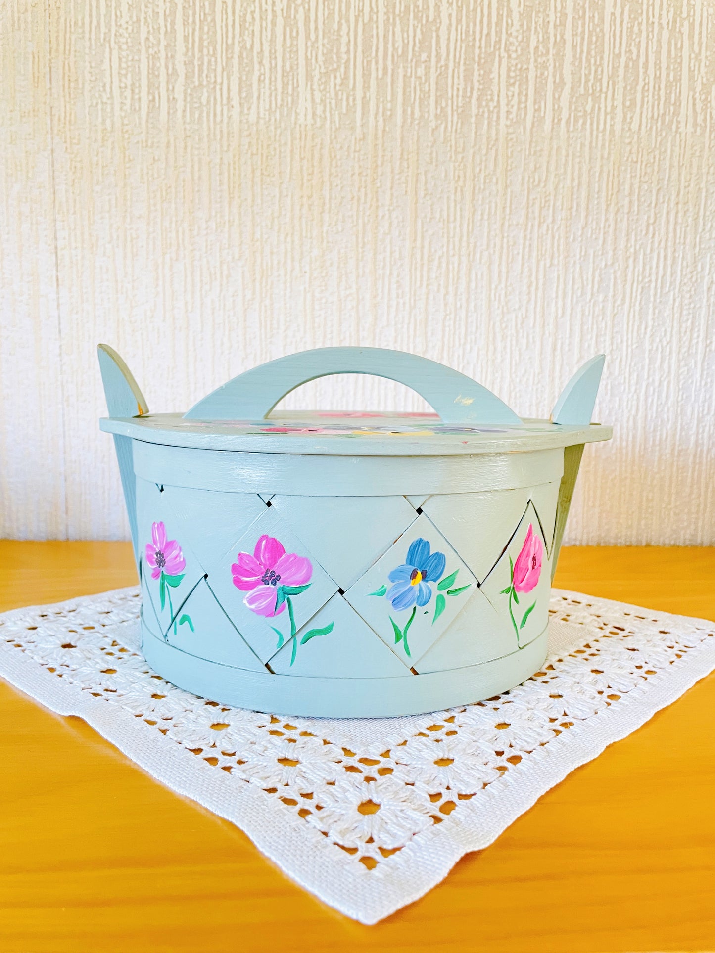 Traditional Nordic Handicraft / Spånkorg / Hand-painted / Viola and Poppy Floral Pattern