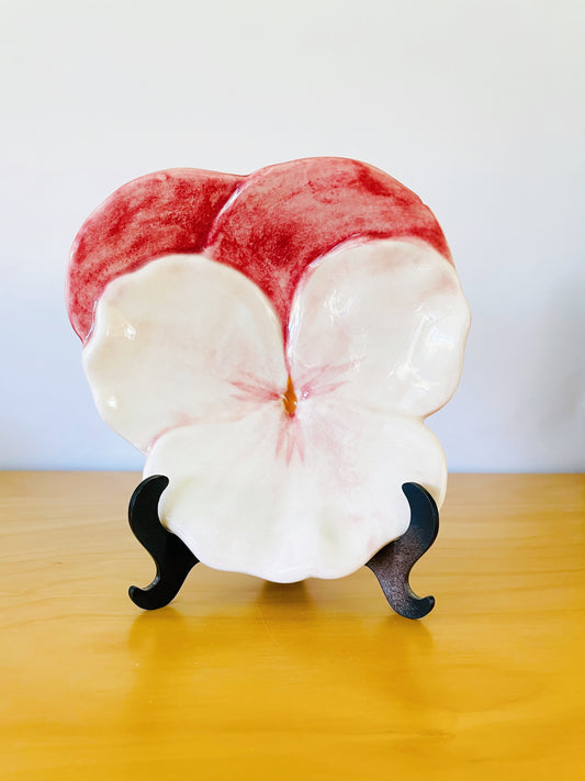 Svenskt Tenn / Ernestine Salero / Made in Italy / Hand-painted / Viola flower plate / Pastel pink / Imperfect