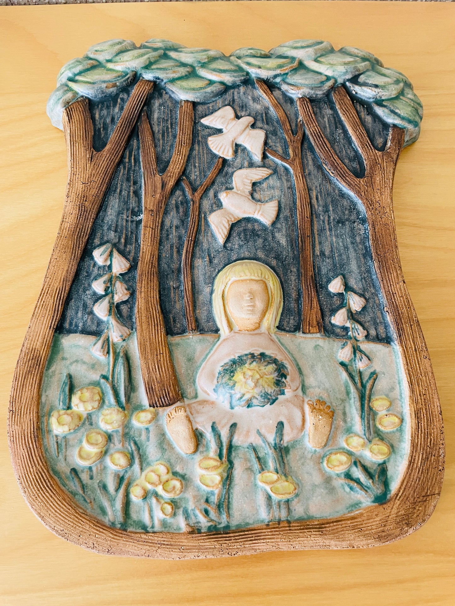 Irma Yourstone/イルマ.ユアソーン/陶板/2羽の白い鳥とお花を摘む女の子/32cm x 23cm