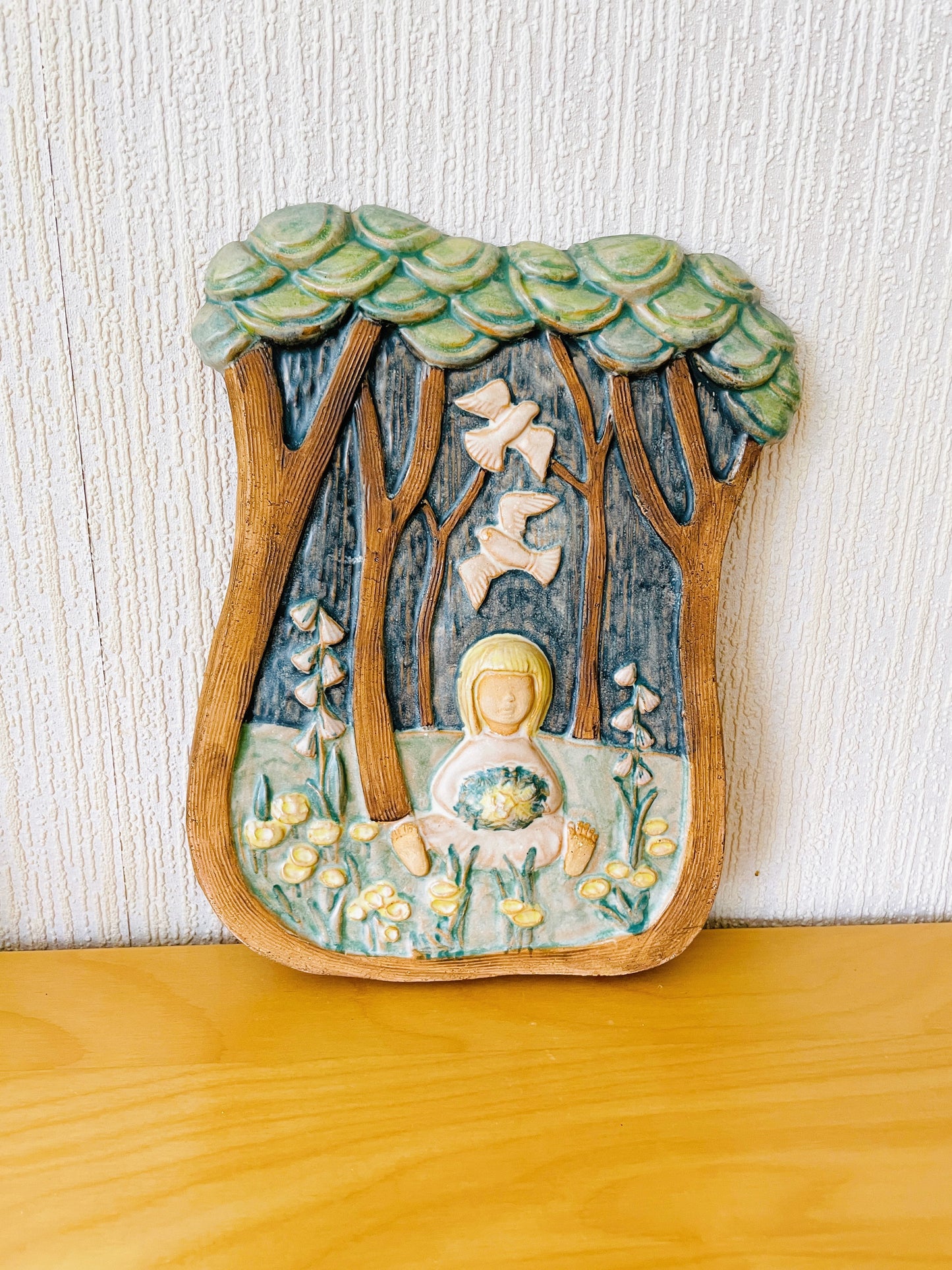 Irma Yourstone/イルマ.ユアソーン/陶板/2羽の白い鳥とお花を摘む女の子/32cm x 23cm