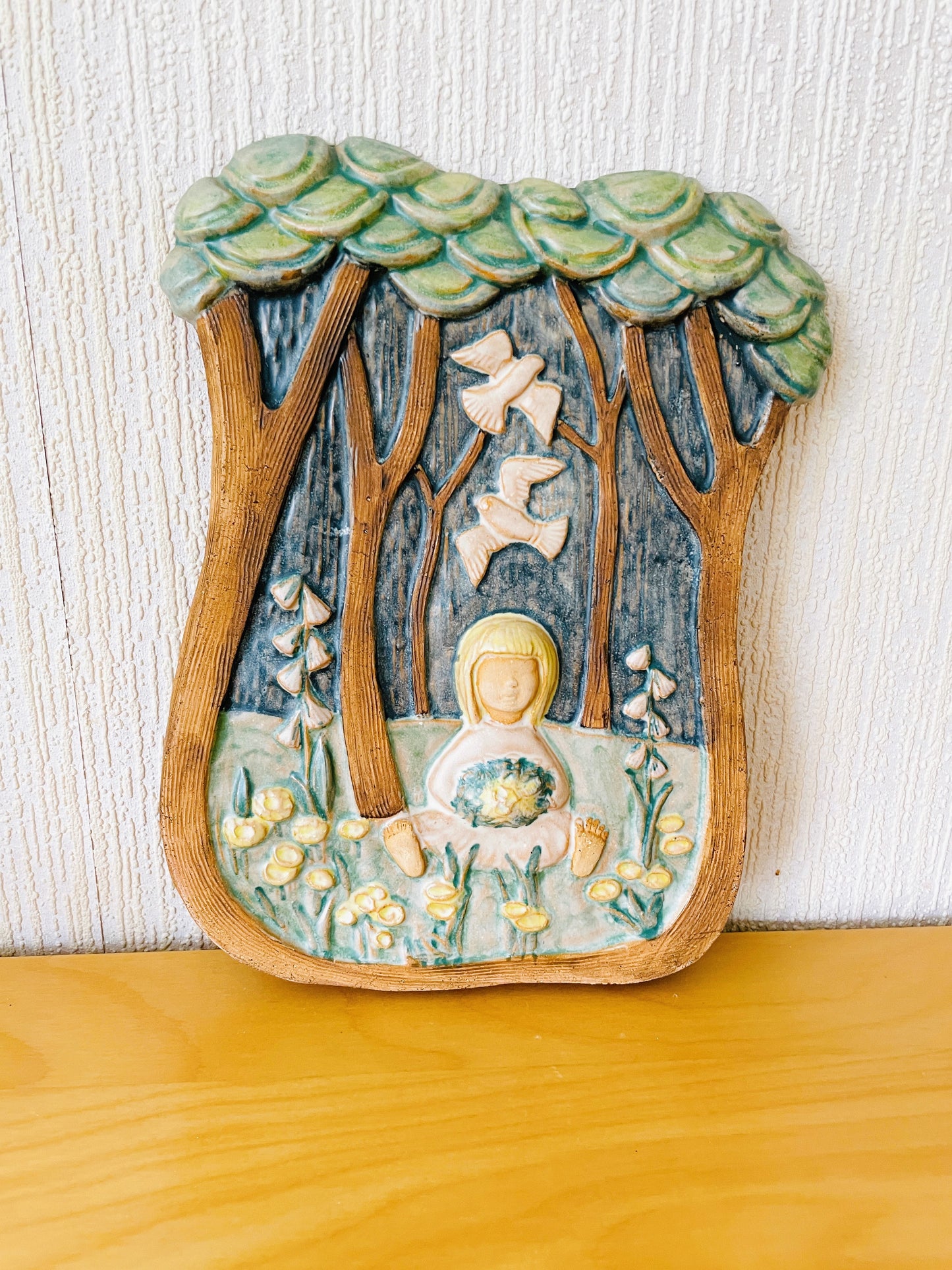Irma Yourstone/イルマ.ユアソーン/陶板/2羽の白い鳥とお花を摘む女の子/32cm x 23cm