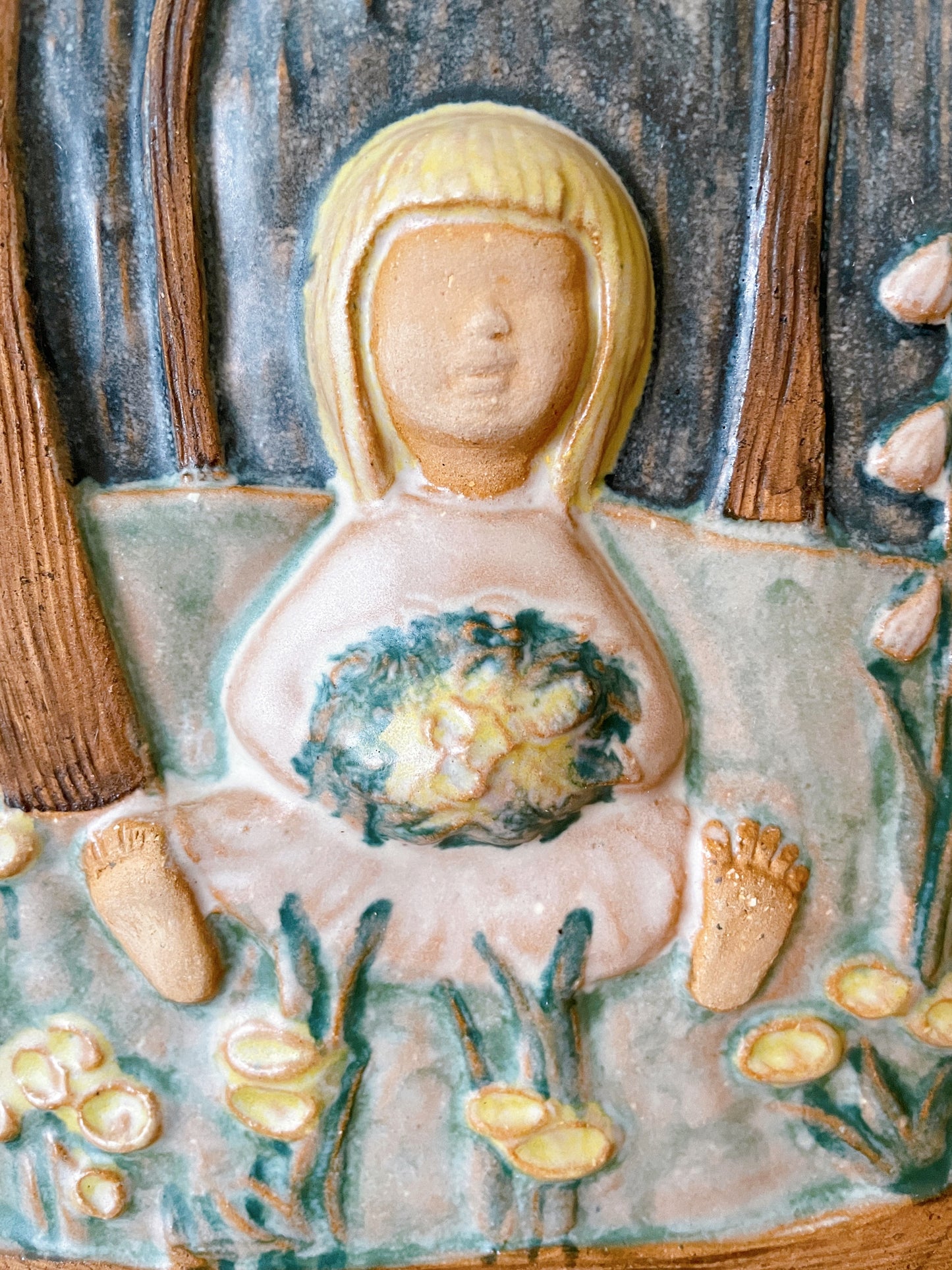 Irma Yourstone/イルマ.ユアソーン/陶板/2羽の白い鳥とお花を摘む女の子/32cm x 23cm
