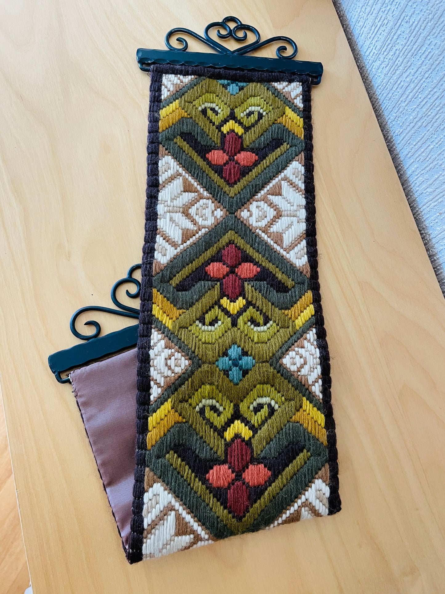 北欧手工芸/タペストリー/ウール刺繍/Almoge/78cm