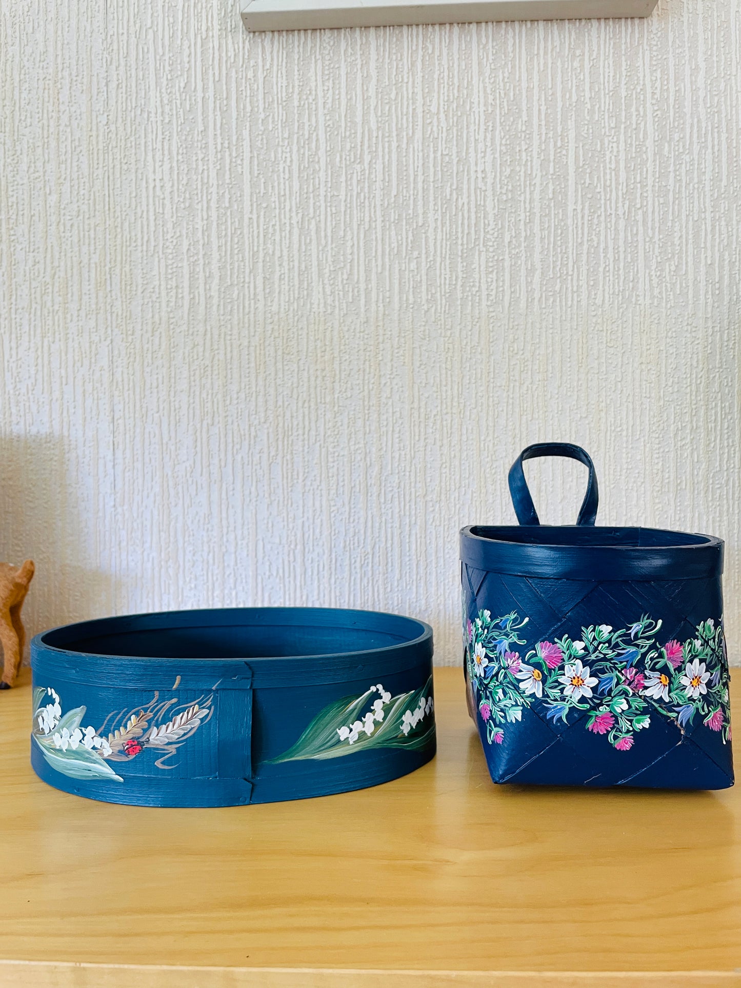 北欧伝統手工芸/Spånkorg/スポンコリ/壁掛けタイプ/ハンドペイント/ブルーにいっぱいのお花柄