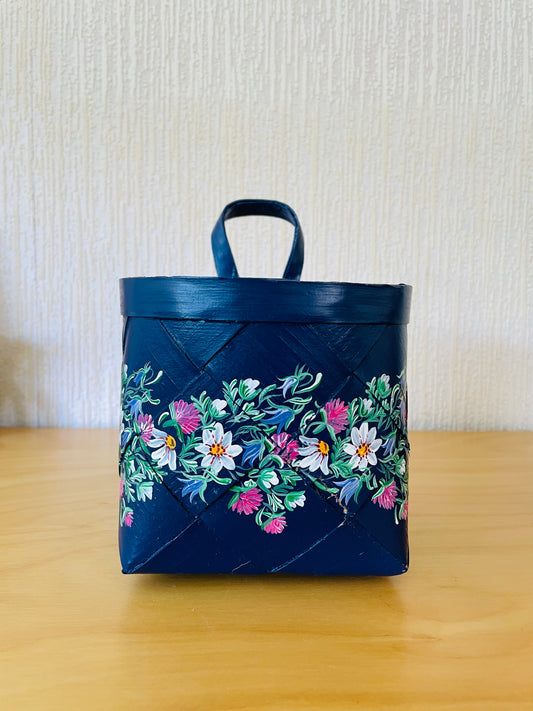 北欧伝統手工芸/Spånkorg/スポンコリ/壁掛けタイプ/ハンドペイント/ブルーにいっぱいのお花柄