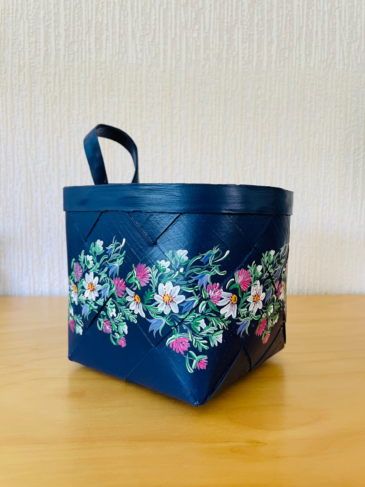 北欧伝統手工芸/Spånkorg/スポンコリ/壁掛けタイプ/ハンドペイント/ブルーにいっぱいのお花柄