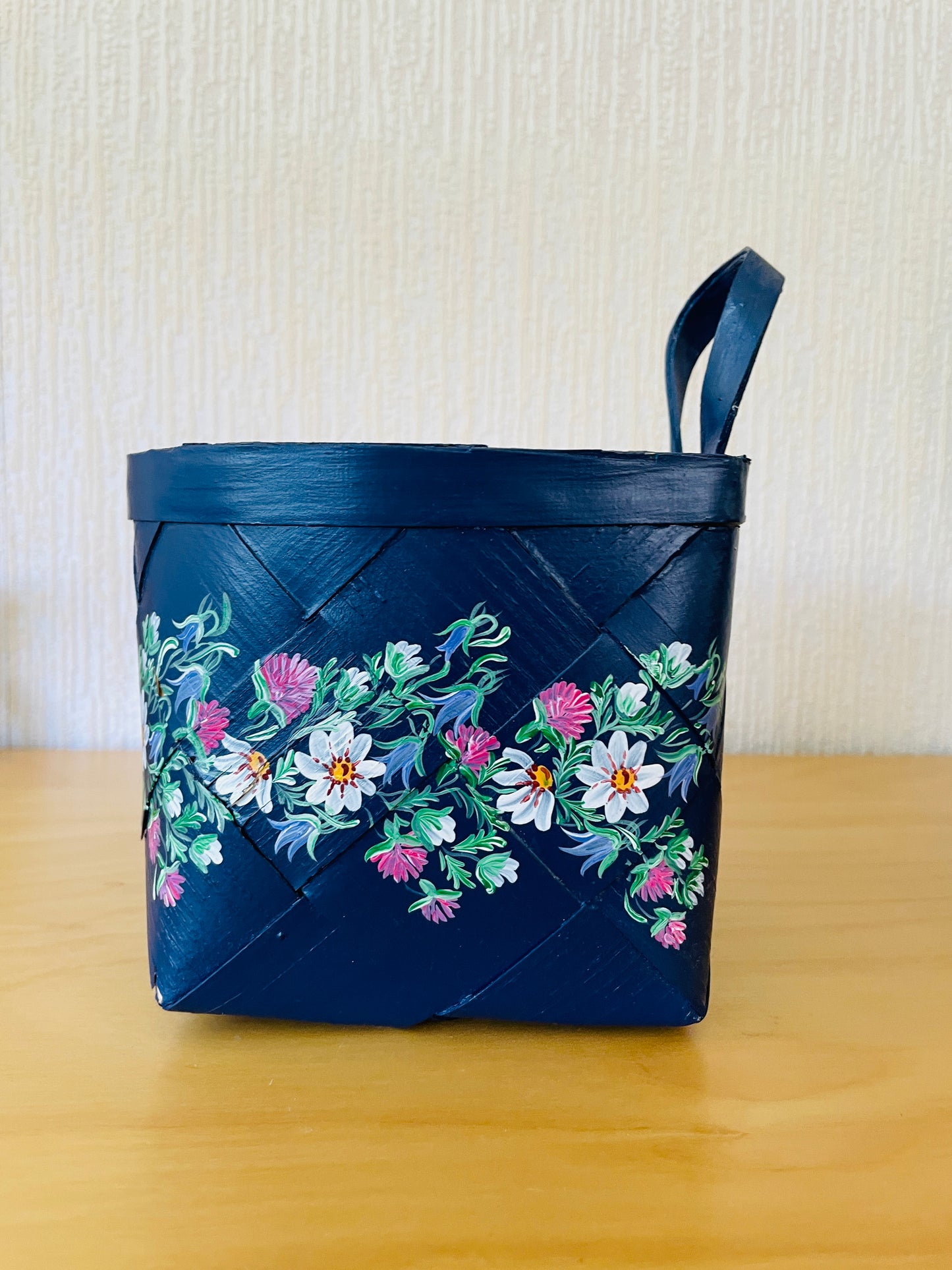 北欧伝統手工芸/Spånkorg/スポンコリ/壁掛けタイプ/ハンドペイント/ブルーにいっぱいのお花柄