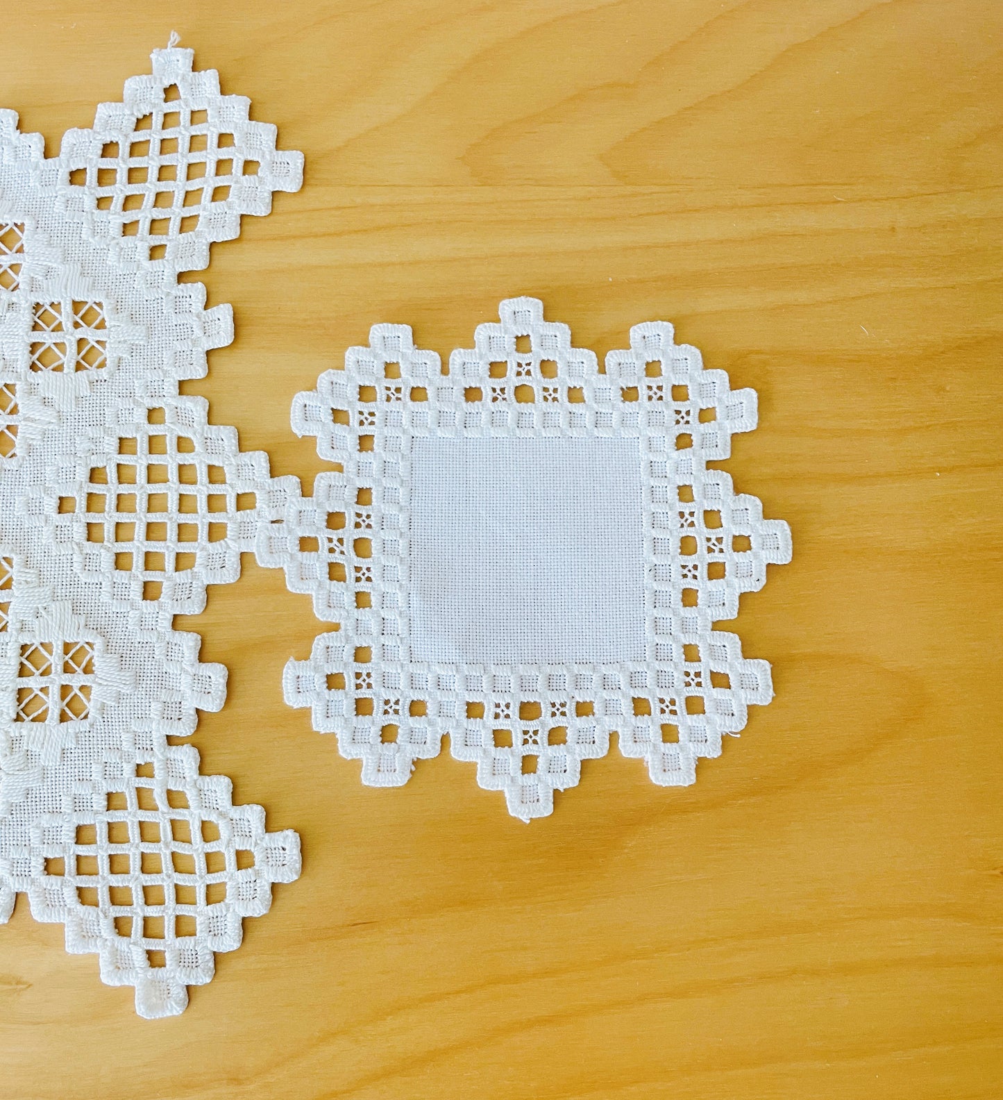 北欧手工芸/ハタンガー刺繍/テーブルクロス/2枚セット