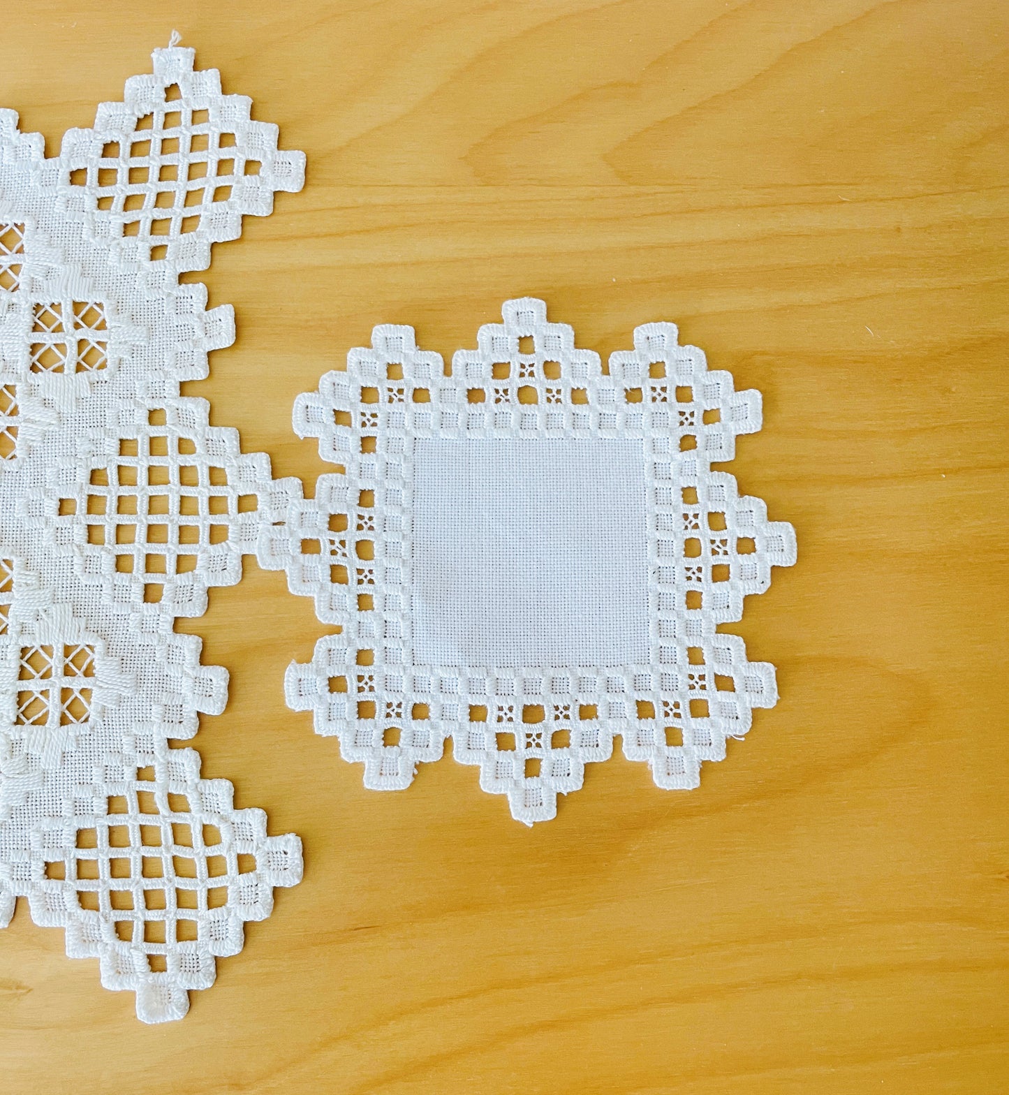 北欧手工芸/ハタンガー刺繍/テーブルクロス/2枚セット