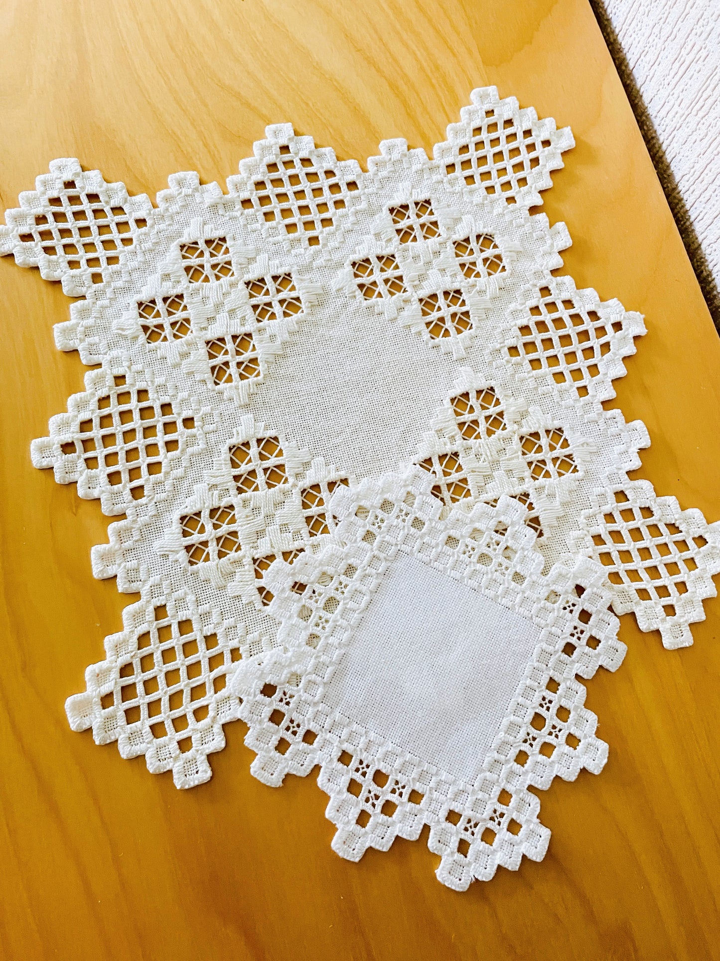 北欧手工芸/ハタンガー刺繍/テーブルクロス/2枚セット