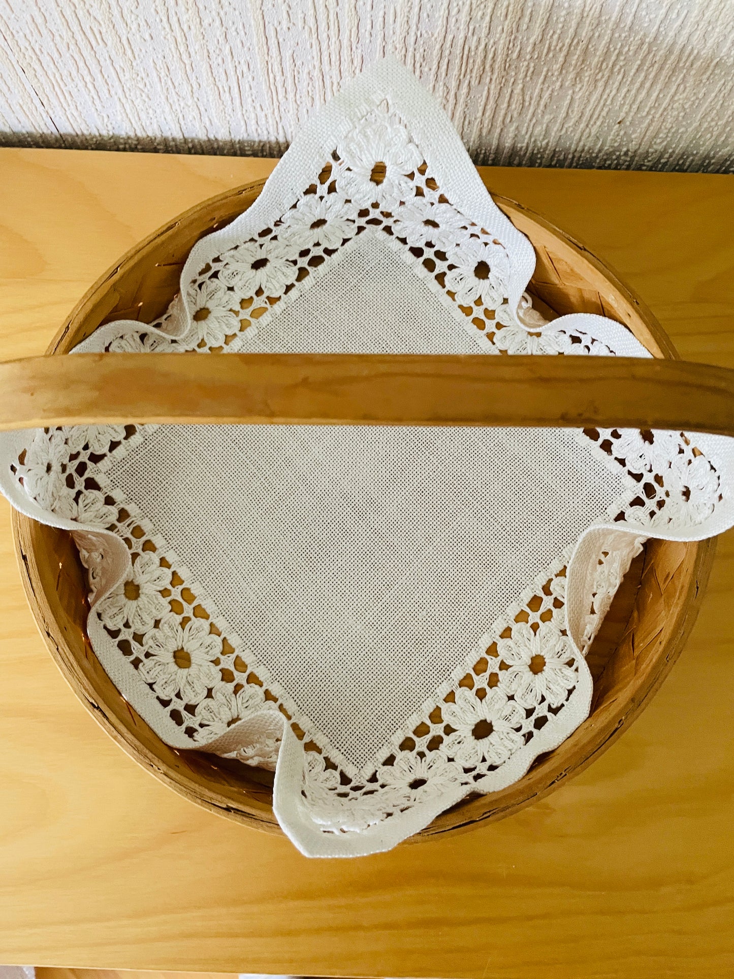 Traditionellt nordiskt hantverk/Spånkorg/Sponkori/Våmhus/Bomfuhusu/Brödkorg/Runt/Med handtag