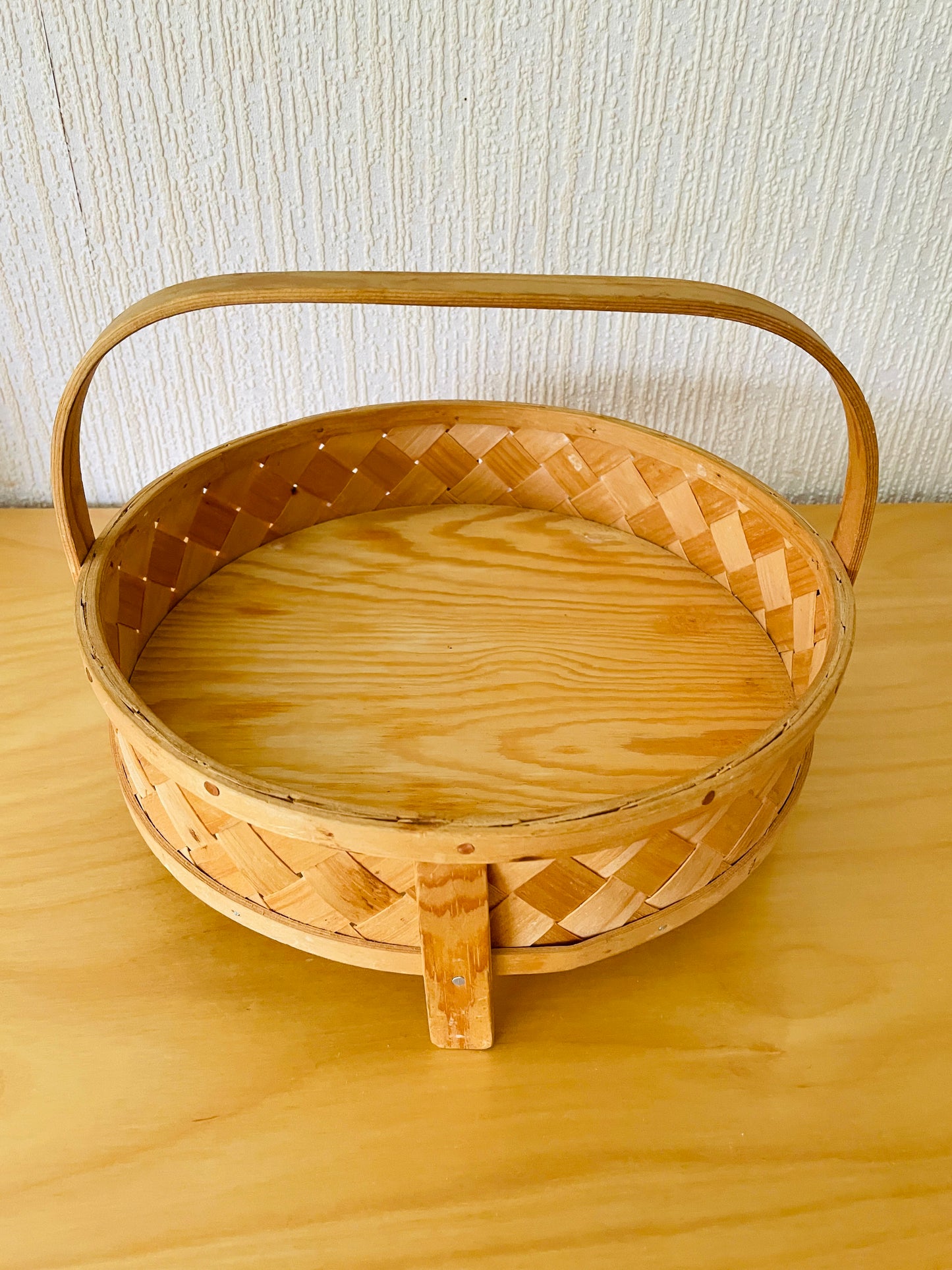 Traditionellt nordiskt hantverk/Spånkorg/Sponkori/Våmhus/Bomfuhusu/Brödkorg/Runt/Med handtag
