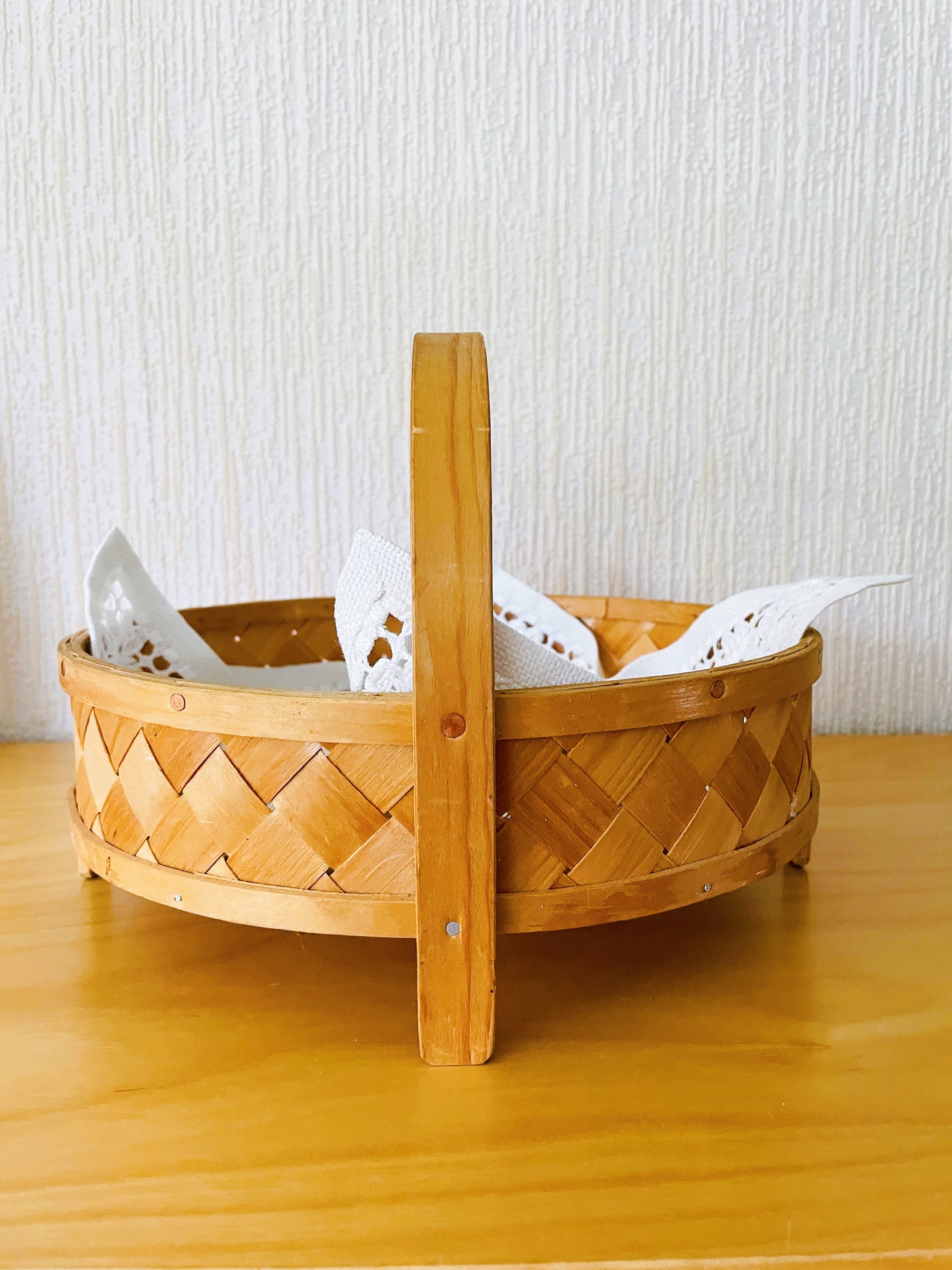 Traditionellt nordiskt hantverk/Spånkorg/Sponkori/Våmhus/Bomfuhusu/Brödkorg/Runt/Med handtag