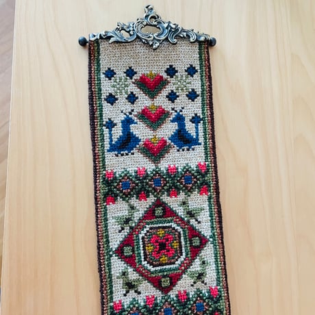 北欧伝統手工芸/トヴィスト刺繍/タペストリー/メッシング金具付き