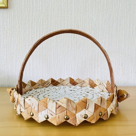 北欧伝統手工芸/Näver Korg/白樺細工/Kakor korg/ハンドル付き焼き菓子用バスケット/ヴィンテージレースのドイリー付き