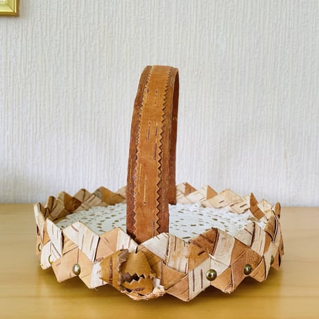 北欧伝統手工芸/Näver Korg/白樺細工/Kakor korg/ハンドル付き焼き菓子用バスケット/ヴィンテージレースのドイリー付き