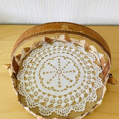 北欧伝統手工芸/Näver Korg/白樺細工/Kakor korg/ハンドル付き焼き菓子用バスケット/ヴィンテージレースのドイリー付き
