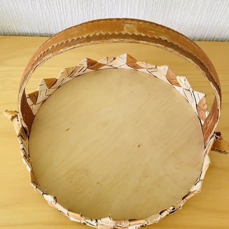 北欧伝統手工芸/Näver Korg/白樺細工/Kakor korg/ハンドル付き焼き菓子用バスケット/ヴィンテージレースのドイリー付き